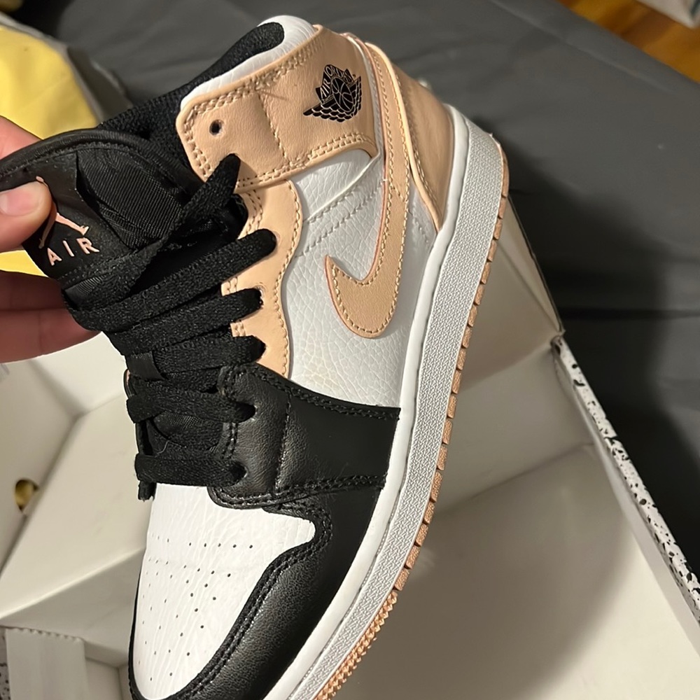 Air jordan mid 1